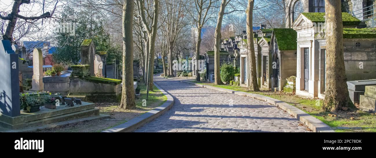 Parigi, il cimitero di Pere-Lachaise, vicolo lastricato con tombe in inverno Foto Stock