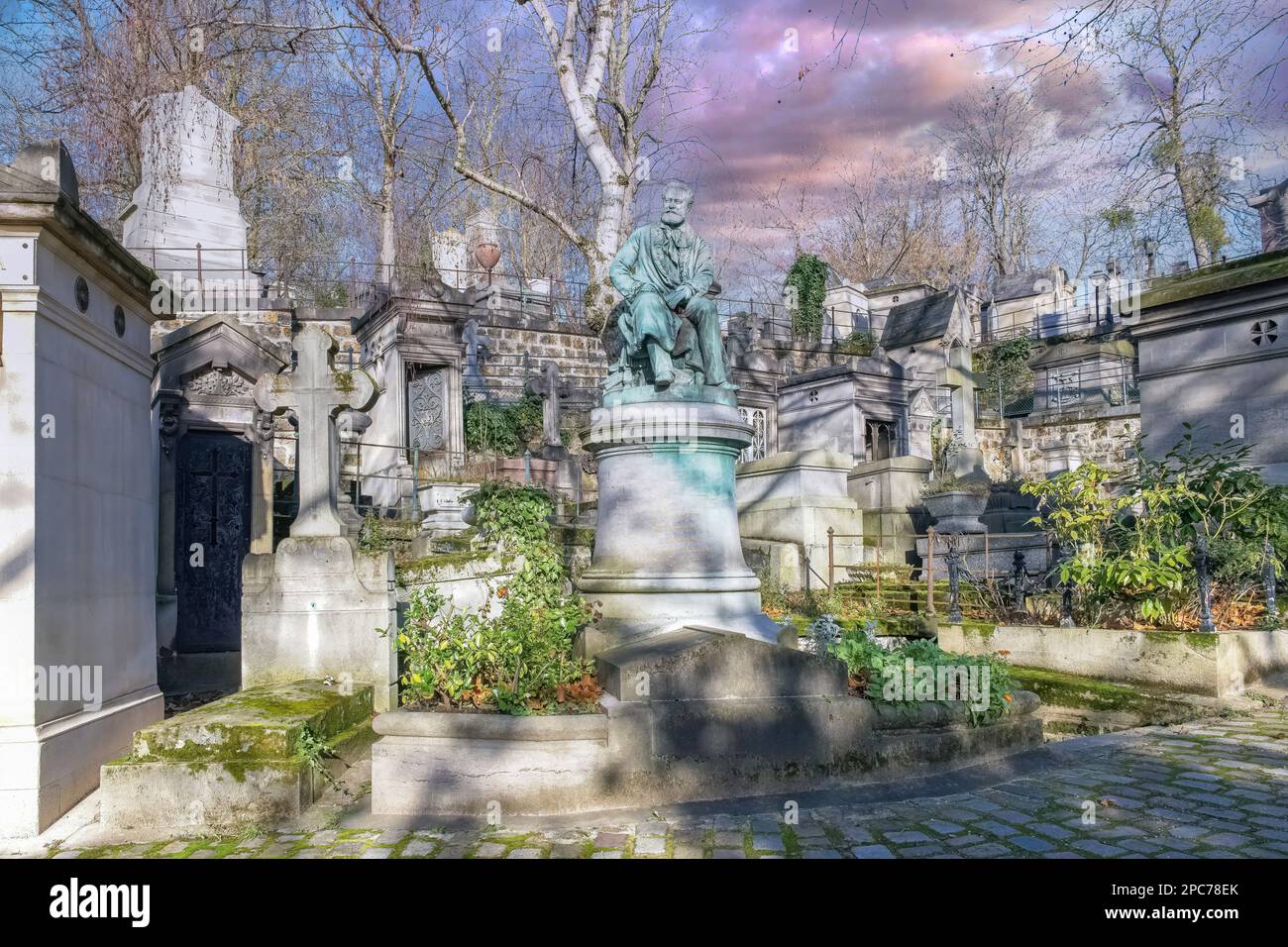 Parigi, il cimitero di Pere-Lachaise, vicolo lastricato con tombe in inverno Foto Stock