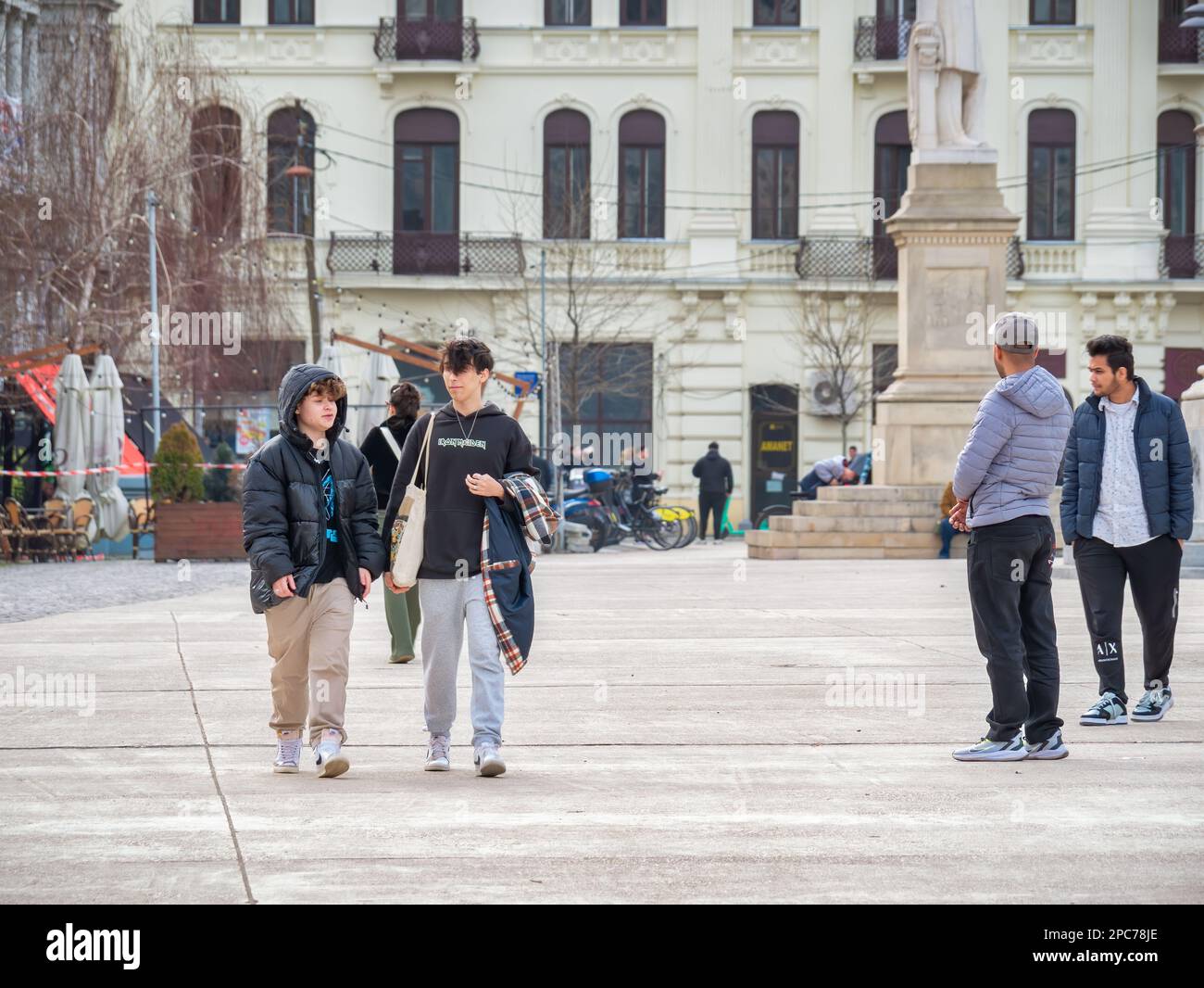 Bucarest, Romania - 02.25.2023: Molte persone e turisti in Piazza dell'Università nel centro di Bucarest Foto Stock