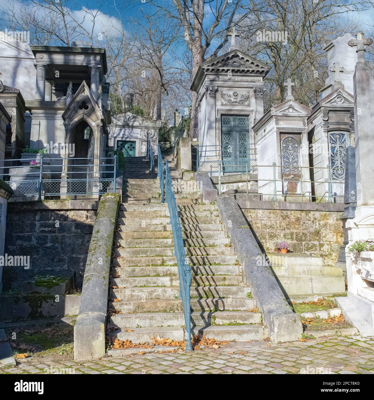 Parigi, il cimitero di Pere-Lachaise, vicolo lastricato con tombe in inverno Foto Stock