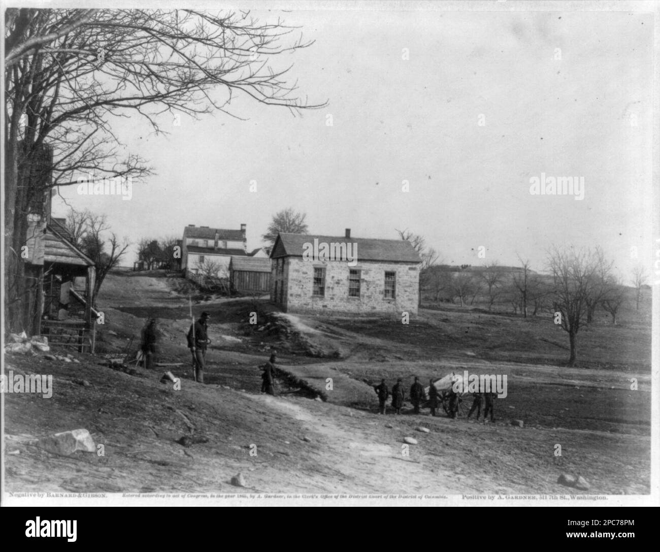 Chiesa di pietra, Centreville, Virginia / negativo di Barnard & Gibson; positivo di A. Gardner.. Illus. In: Libro fotografico della guerra di Gardner / Alexander Gardner. Washington, D.C. : Philp & Solomons, [c1866], v. 1, n. 4, Copyright di A. Gardner, titolo dall'articolo, variante vista non vincolata nel LOTTO 4165-G. Chiese, Virginia, Centreville, 1860-1870, edifici di pietra, Virginia, Centreville, 1860-1870, Stati Uniti, Storia, Guerra civile, 1861-1865, personale militare, Unione. Foto Stock