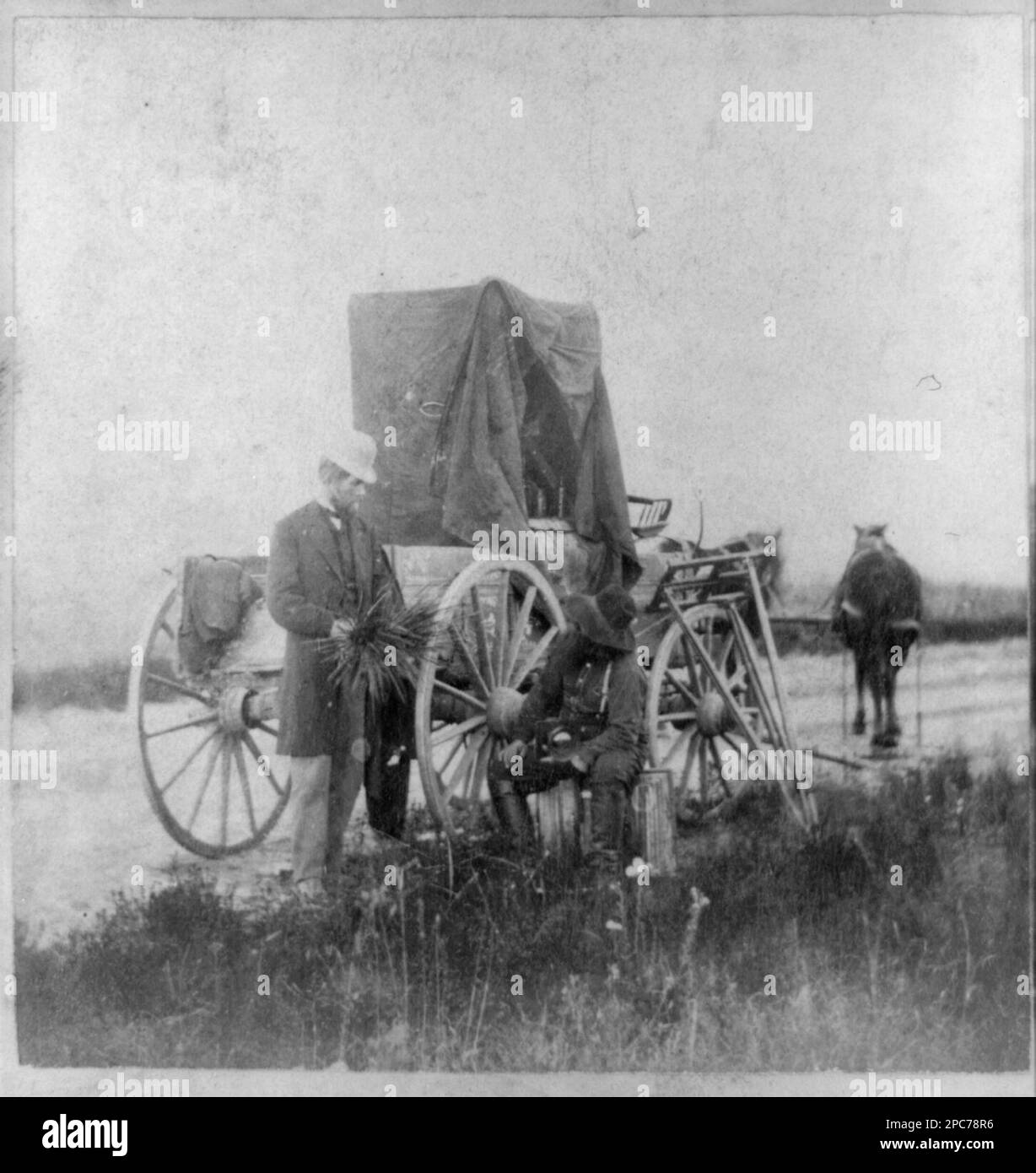 Un raro esemplare trovato sulla collina sopra Fort Riley, Kansas, 420 miglia ad ovest di St Louis, Lu.. 104 1/2, Alex. Gardner è seduto accanto a Wagon, titolo dalla voce, parte della serie: Attraverso il continente sulla Union Pacific Railway, Eastern Division, American Memory Edition timeline, no 1115. Gardner, Alexander, 1821-1882, Camere oscure portatili, Kansas, 1860-1870. Foto Stock