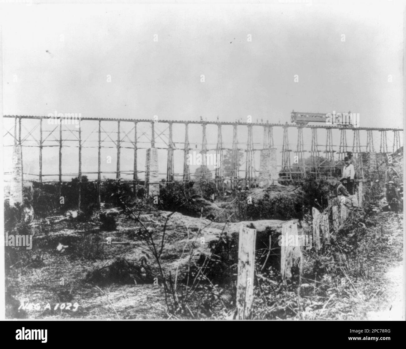 Ponte sul torrente d'acqua corrente distrutto durante la guerra civile, pullman semovente. N. no A1029, titolo da item, Associazione delle Ferrovie Americane foto n. 1046. Stati Uniti, Storia, Guerra civile, 1861-1865, Stati Uniti, Tennessee. Foto Stock