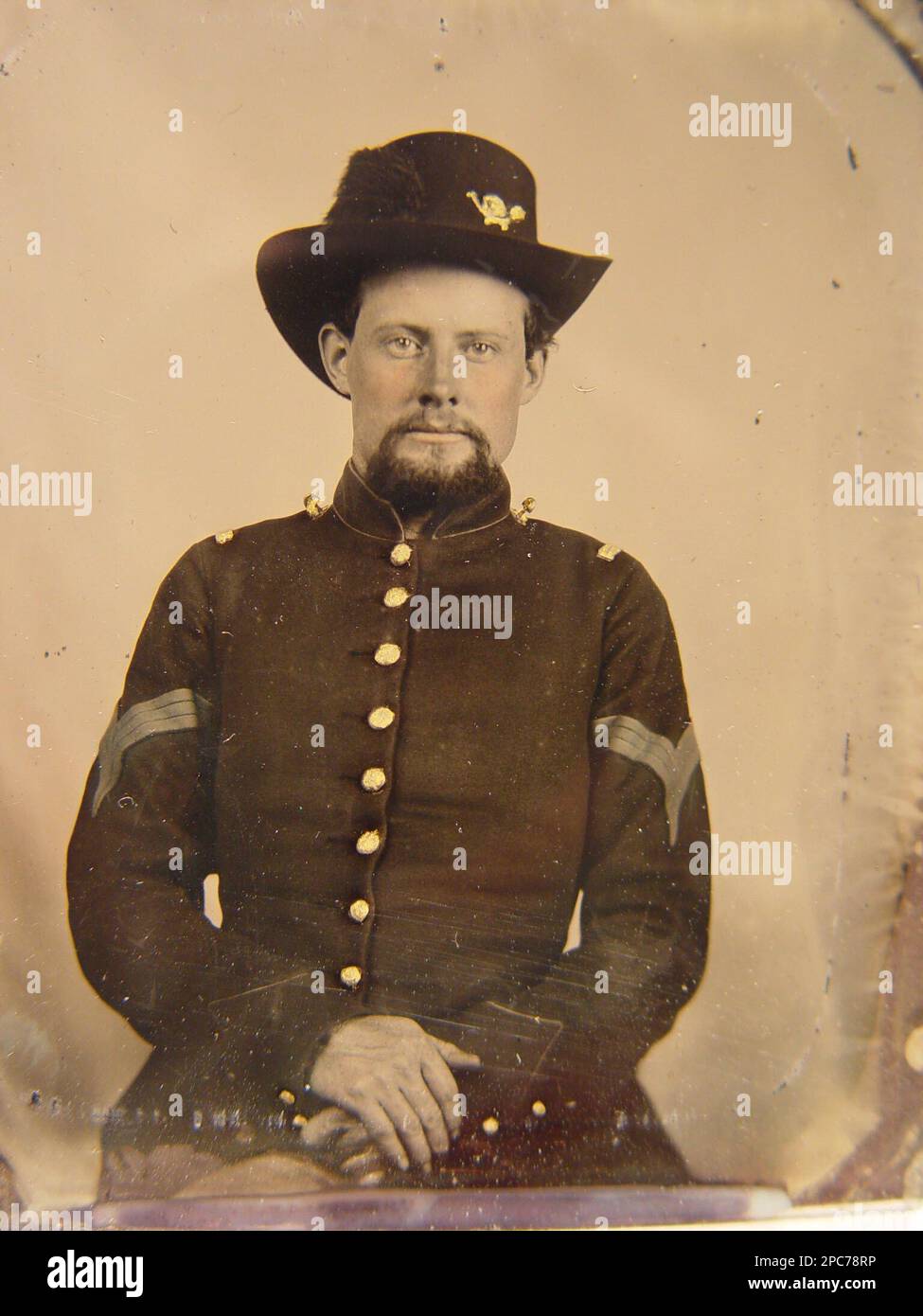 Soldato non identificato in uniforme sergente dell'Unione con cappello Hardee con insegne di fanteria e pennarello. Liljenquist Family Collection of Civil War Photographs , pubblicato in: Campbell, J. Duncan e Michael J. o'Donnell, Michael. Insegne militari americane con bretelle di testa. Alexandria, Virginia: O'Donnell Publishing, 2004, pag. 156, ha esposto: 'The Last Full Measure : Civil War Photographs from the Liljenquist Family Collection' alla Library of Congress, Washington, D.C, 2011, pp/liljunion. Stati Uniti, Esercito, persone, 1860-1870, soldati, Unione, 1860-1870, uniformi militari, Unione, 1860-1870, Stati Uniti, Foto Stock