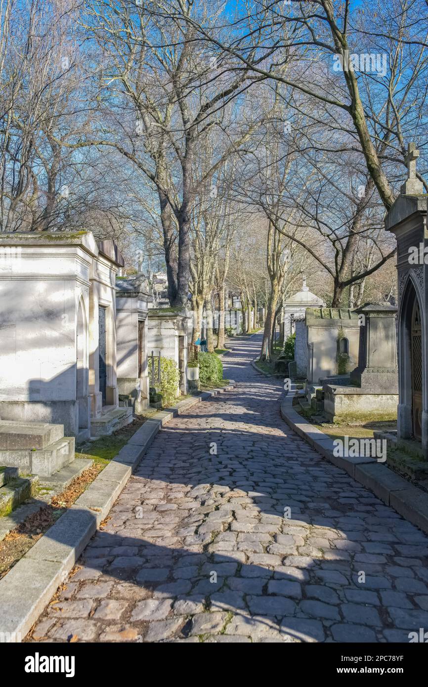 Parigi, il cimitero di Pere-Lachaise, vicolo lastricato con tombe in inverno Foto Stock