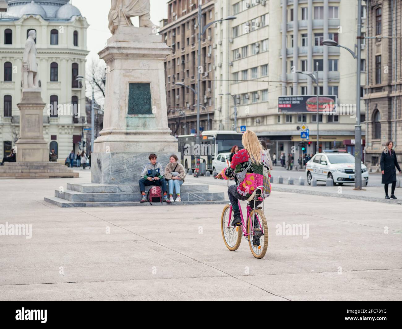 Bucarest, Romania - 02.25.2023: Molte persone e turisti in Piazza dell'Università nel centro di Bucarest Foto Stock