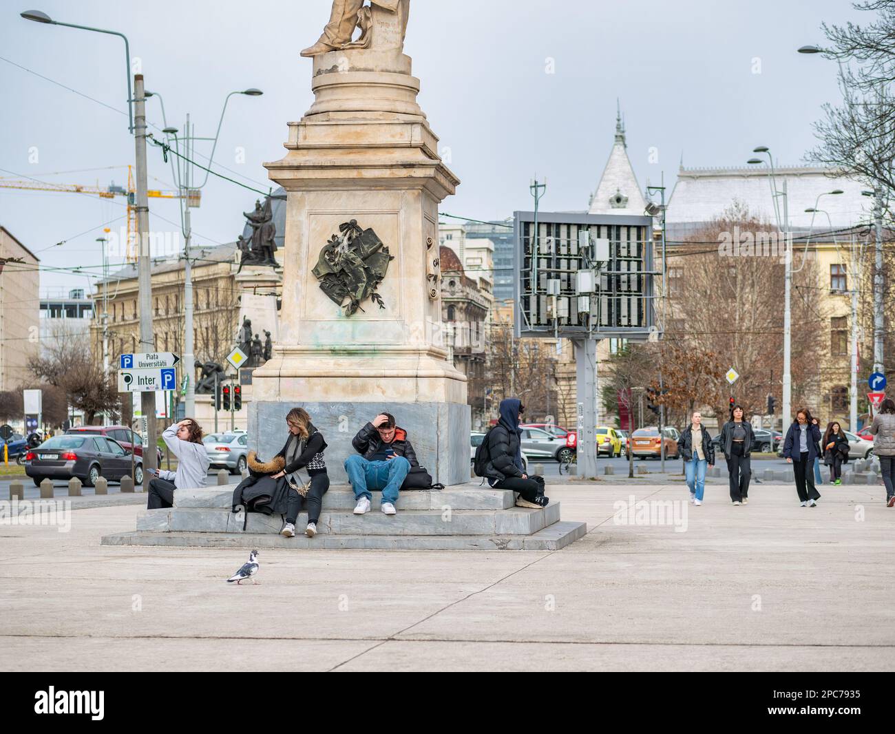 Bucarest, Romania - 02.25.2023: Molte persone e turisti in Piazza dell'Università nel centro di Bucarest Foto Stock