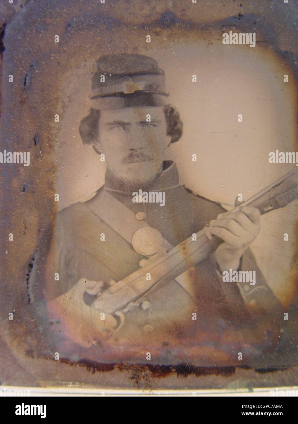 Soldato non identificato in uniforme Unione e cappello da foraggio con moschetto. Stati Uniti, Esercito, persone, 1860-1870, soldati, Unione, 1860-1870, uniformi militari, Unione, 1860-1870, Pistole, 1860-1870, Stati Uniti, Storia, Guerra civile, 1861-1865, personale militare, Unione. Foto Stock