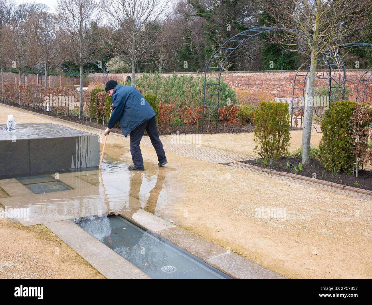 Il centro del viale nel Kirkleatham murato Giardino in esecuzione funzione acqua bloccata e giardiniere di compensazione l'ostruzione Foto Stock