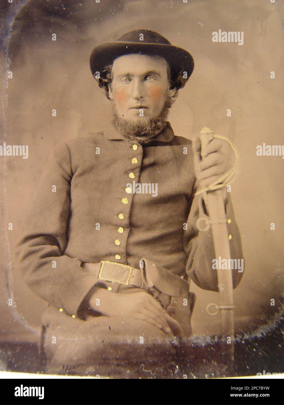 Soldato non identificato in uniforme Unione e berretto slouch seduta con rivoltatore e sciabola cavalleria. Stati Uniti, Esercito, persone, 1860-1870, soldati, Unione, 1860-1870, uniformi militari, Unione, 1860-1870, Handguns, 1860-1870, Daggers & spade, 1860-1870, Stati Uniti, Storia, Guerra civile, 1861-1865, personale militare, Unione. Foto Stock