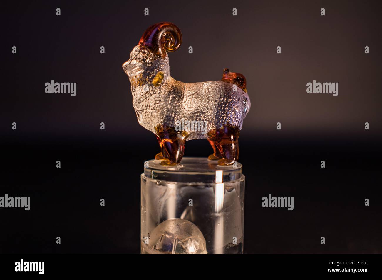 Souvenir a forma di ariete in vetro su sfondo nero Foto Stock