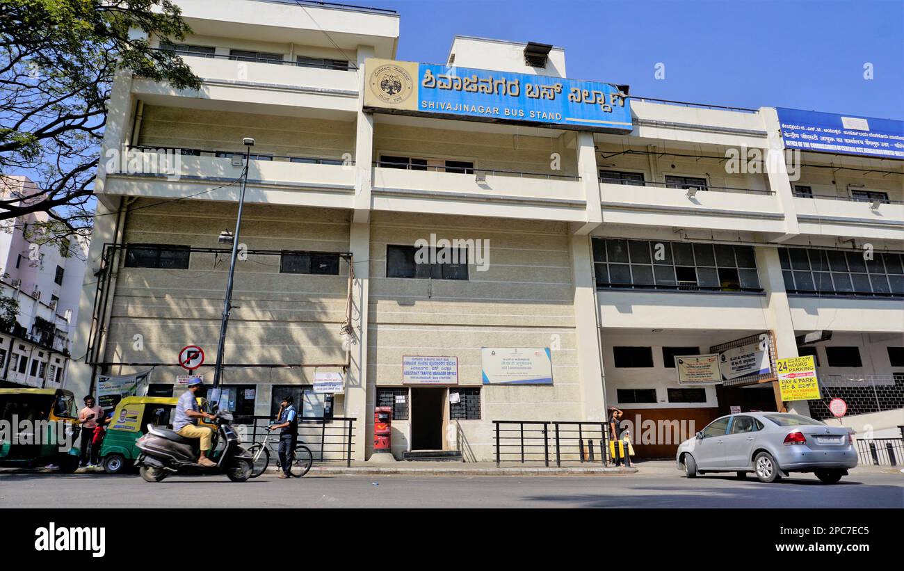 `Bangalore,Karnataka,India-Gennaio 01 2023: Edificio di busstand Shivajinagar a più piani insieme al commissario del GST centrale, assistente traffico offi Foto Stock