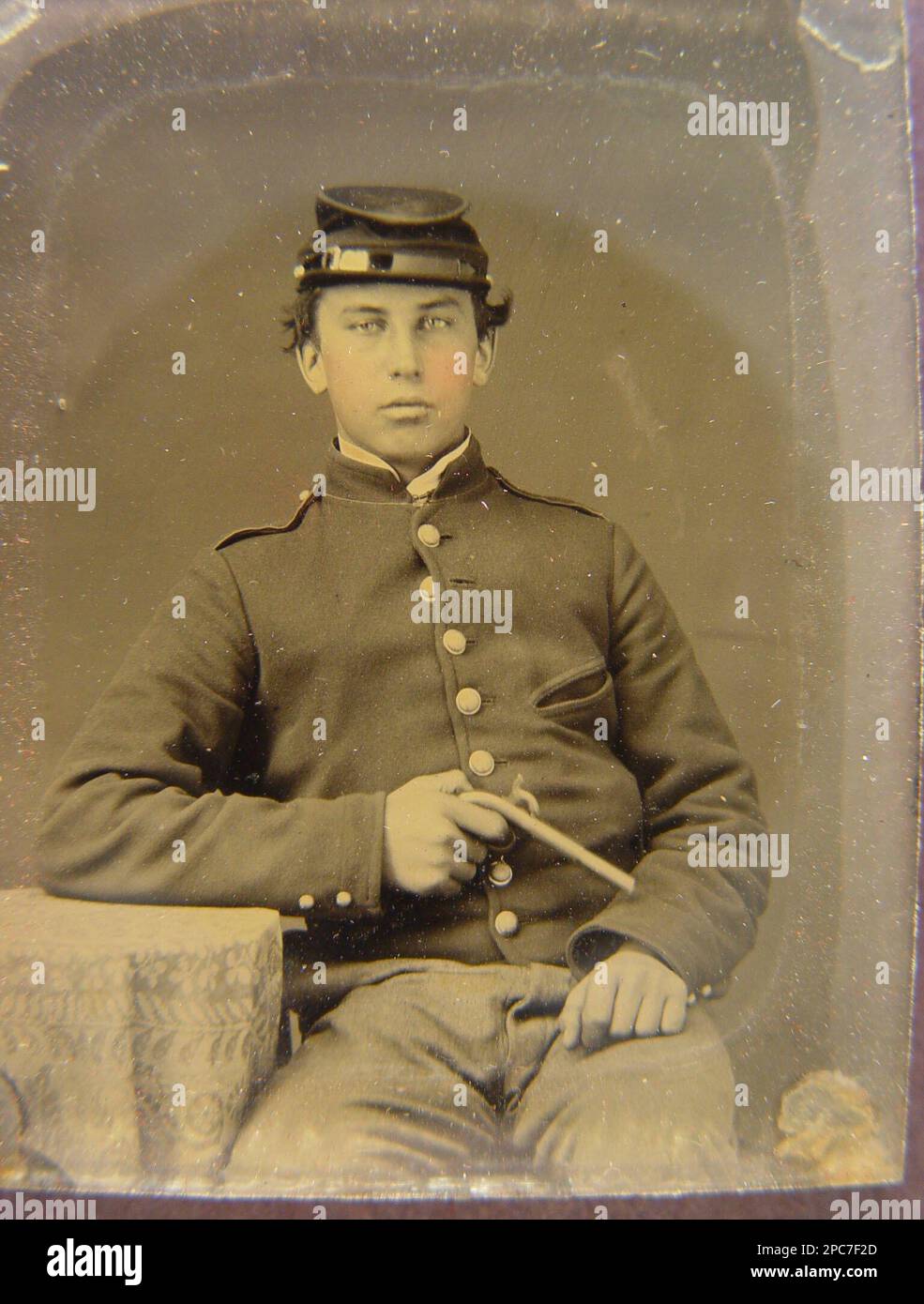 Soldato non identificato in uniforme Unione e cappuccio foraggio con pistola. Stati Uniti, Esercito, persone, 1860-1870, soldati, Unione, 1860-1870, uniformi militari, Unione, 1860-1870, Pistole, 1860-1870, Stati Uniti, Storia, Guerra civile, 1861-1865, personale militare, Unione. Foto Stock