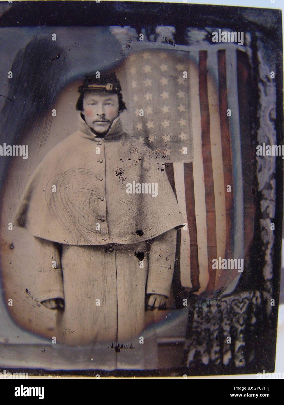 Soldato non identificato in divisa Union con il cappotto di fronte alla bandiera americana. Stati Uniti, Esercito, persone, 1860-1870, soldati, Unione, 1860-1870, uniformi militari, Unione, 1860-1870, Bandiere, americano, 1860-1870, Stati Uniti, storia, Guerra civile, 1861-1865, personale militare, Unione. Foto Stock