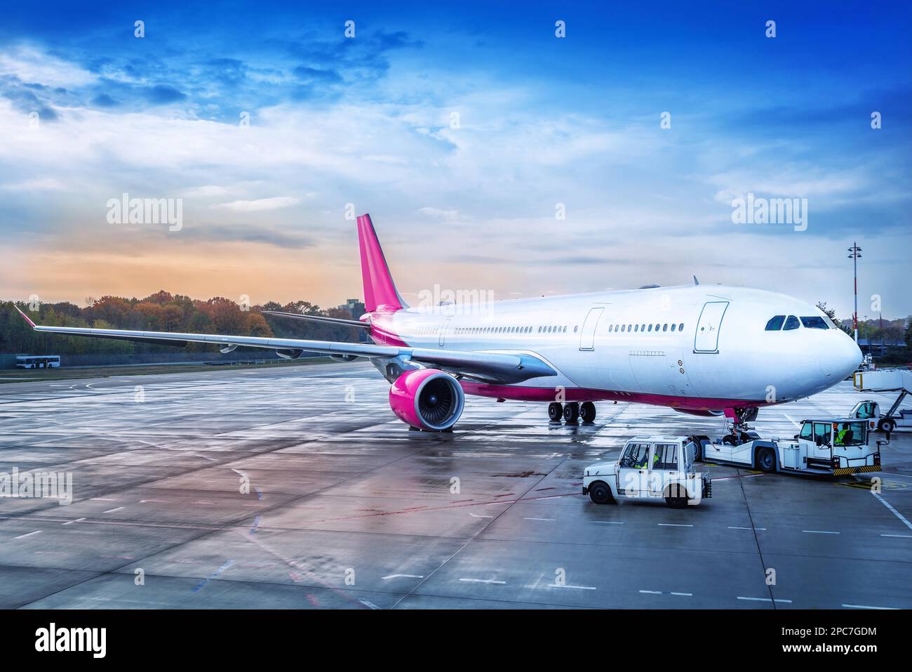 aerei moderni sul campo d'aviazione Foto Stock