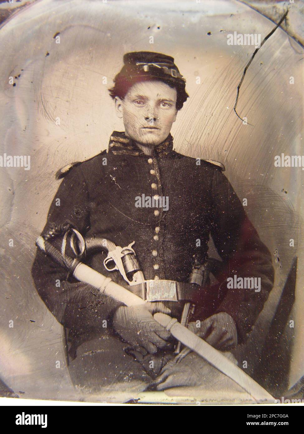 Soldato non identificato in uniforme Unione con due rivoltatori e sciabola. Stati Uniti, Esercito, persone, 1860-1870, soldati, Unione, 1860-1870, uniformi militari, Unione, 1860-1870, Handguns, 1860-1870, Daggers & spade, 1860-1870, Stati Uniti, Storia, Guerra civile, 1861-1865, personale militare, Unione. Foto Stock