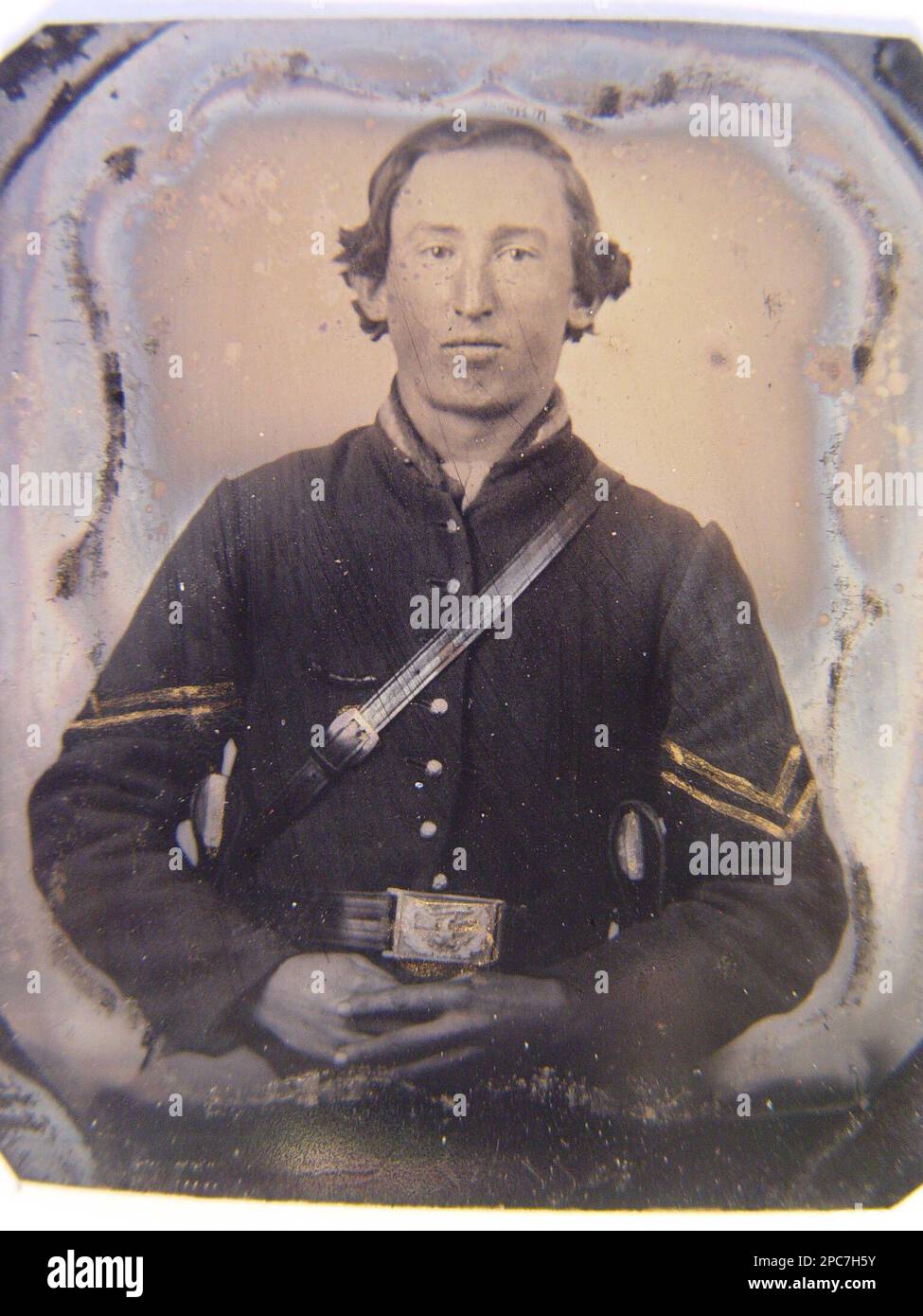 Soldato non identificato nella divisa del caporale dell'Unione e 1851 Stati Uniti contratto rilasciare la fibbia della cintura. Liljenquist Famiglia Collezione di fotografie della Guerra civile , pp/liljunion. Stati Uniti, Esercito, persone, 1860-1870, soldati, Unione, 1860-1870, uniformi militari, Unione, 1860-1870, Stati Uniti, Storia, Guerra civile, 1861-1865, personale militare, Unione. Foto Stock