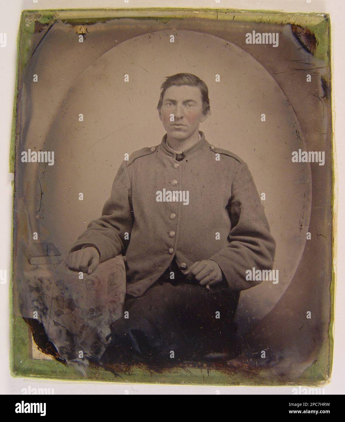 Soldato non identificato in giacca confederata con bottoni 'i'. Liljenquist Family Collection of Civil War Photographs , ha esposto: 'The Last Full Measure : Civil War Photographs from the Liljenquist Family Collection' alla Library of Congress, Washington, D.C, 2011, pp/liljconfed. Stati Confederati d'America, esercito, persone, 1860-1870, soldati, Confederato, 1860-1870, uniformi militari, confederato, 1860-1870, Stati Uniti, Storia, Guerra civile, 1861-1865, personale militare, Confederato. Foto Stock