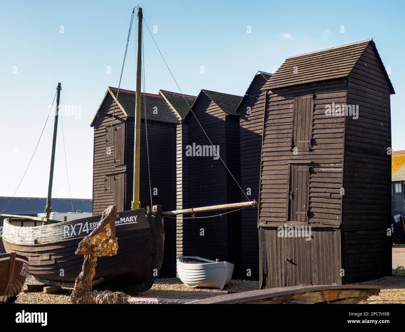 Capannoni di pescatori e barche a Hastings Foto Stock