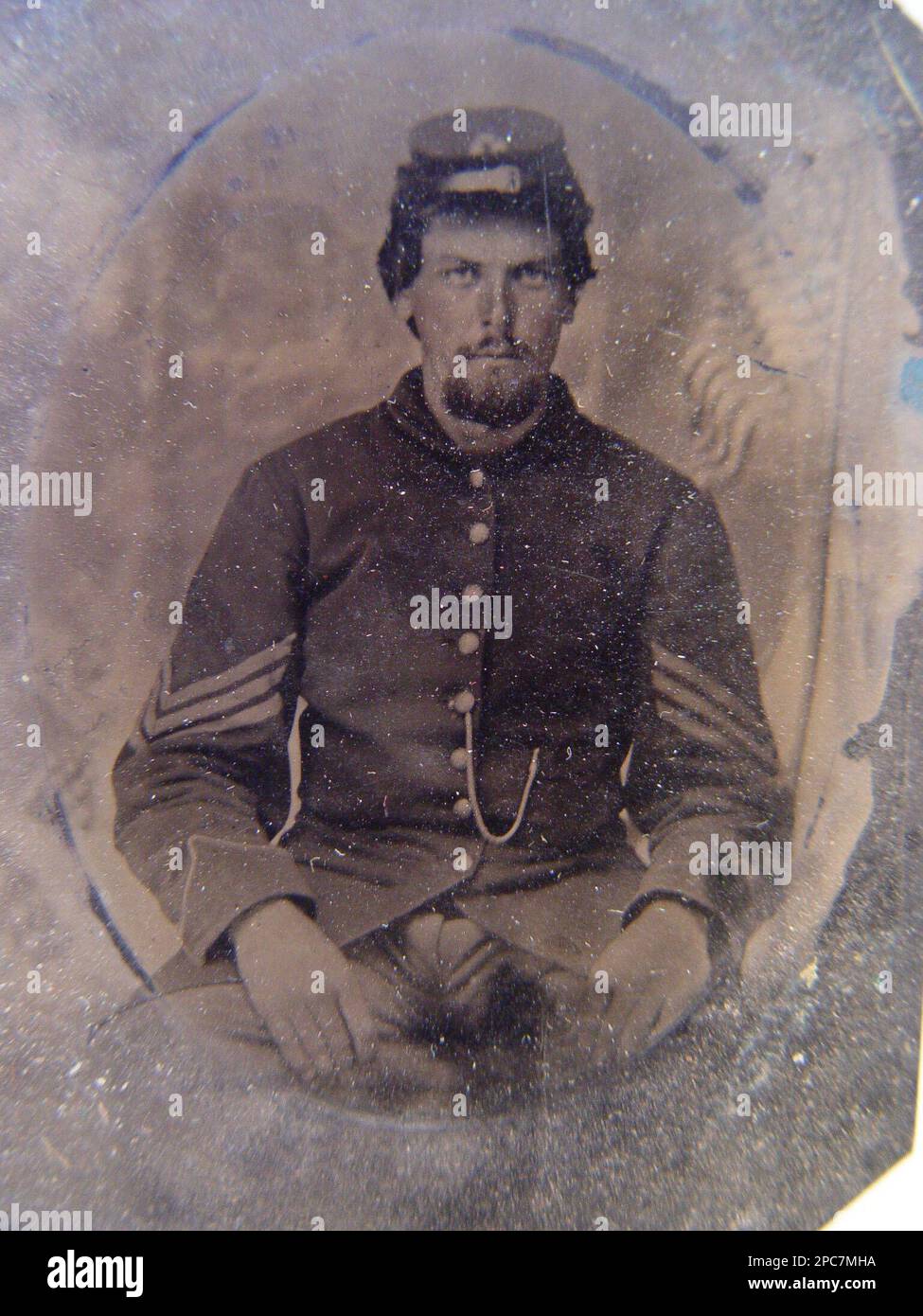 Soldato non identificato nella divisa del sergente dell'Unione e nel cappello da foraggio davanti allo sfondo dipinto che mostra la bandiera americana. Liljenquist Famiglia Collezione di fotografie della Guerra civile , pp/liljunion. Stati Uniti, Esercito, persone, 1860-1870, soldati, Unione, 1860-1870, uniformi militari, Unione, 1860-1870, Backdrops, 1860-1870, Stati Uniti, Storia, Guerra civile, 1861-1865, personale militare, Unione. Foto Stock