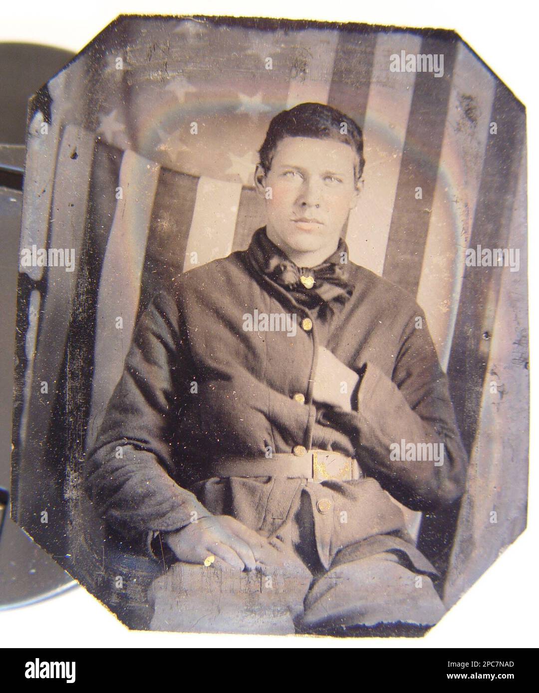 Soldato non identificato in un cappotto Union sacco di fronte alla bandiera americana sfondo. Liljenquist Famiglia Collezione di fotografie della Guerra civile , pp/liljunion. Stati Uniti, Esercito, persone, 1860-1870, soldati, Unione, 1860-1870, uniformi militari, Unione, 1860-1870, Flags, americano, 1860-1870, backdrops, 1860-1870, Stati Uniti, Storia, Guerra civile, 1861-1865, personale militare, Unione. Foto Stock