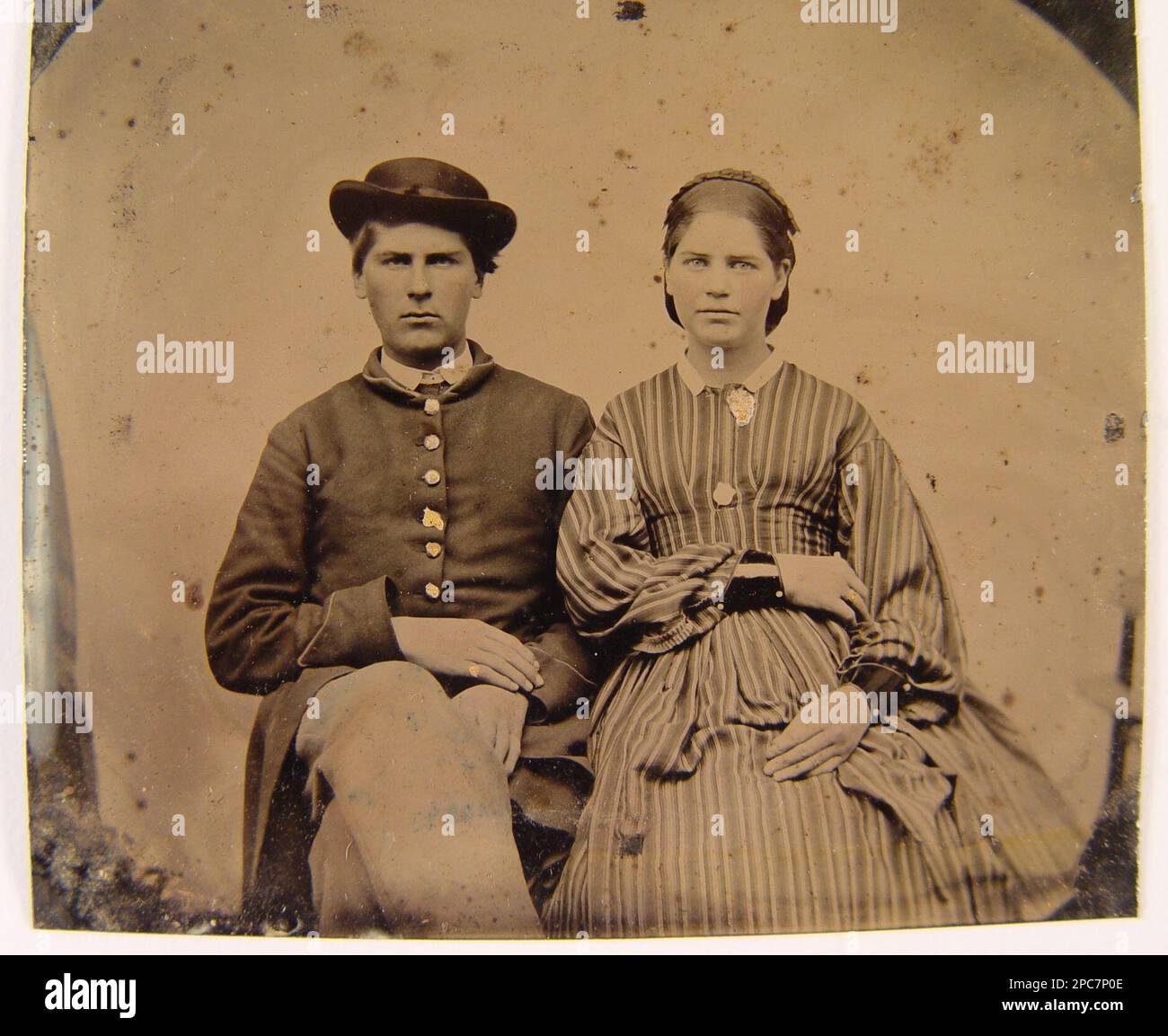 Soldato non identificato in uniforme Unione e cappello e donna non identificato in abito a motivi. Stati Uniti, Esercito, persone, 1860-1870, soldati, Unione, 1860-1870, uniformi militari, Unione, 1860-1870, Couples, 1860-1870, Women, 1860-1870, Stati Uniti, Storia, Guerra civile, 1861-1865, personale militare, Unione. Foto Stock