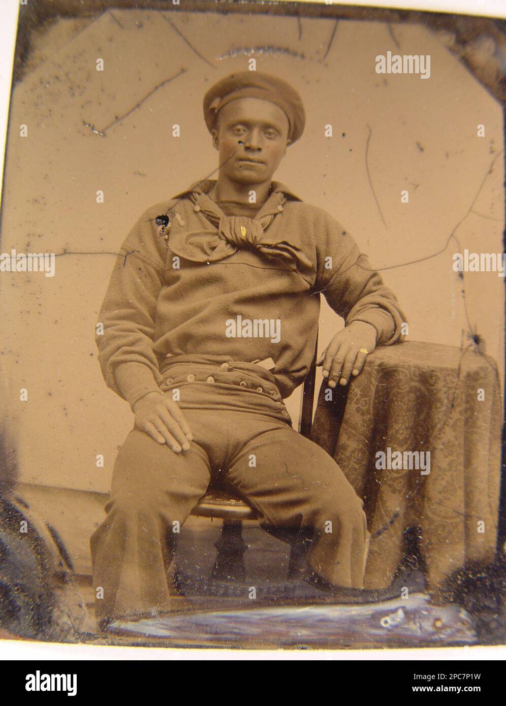 Marinaio afro-americano non identificato in uniforme dell'Unione seduta con braccio appoggiato sul tavolo. Liljenquist Family Collection of Civil War Photographs , ha esposto: 'The Last Full Measure : Civil War Photographs from the Liljenquist Family Collection' alla Library of Congress, Washington, D.C, 2011, pp/liljunion. Stati Uniti, Marina, persone, 1860-1870, afroamericani, Servizio militare, 1860-1870, marinai, Unione, 1860-1870, Uniformi militari, Unione, 1860-1870, Stati Uniti, Storia, Guerra civile, 1861-1865, personale militare, Unione. Foto Stock