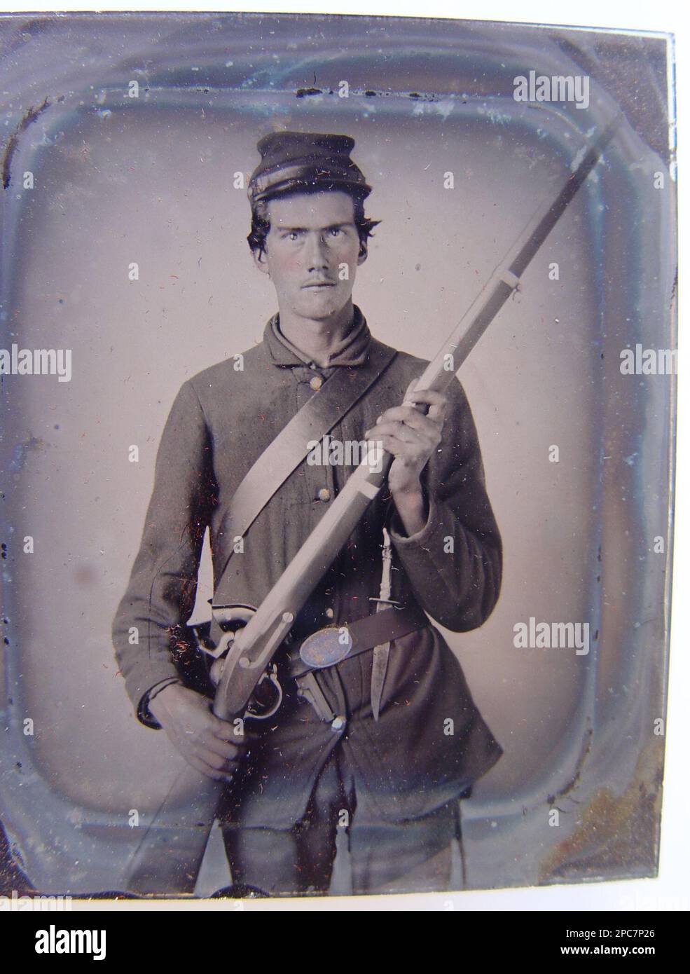 Soldato non identificato in uniforme Union con muschio, revolver e coltello Bowie. Stati Uniti, Esercito, persone, 1860-1870, soldati, Unione, 1860-1870, uniformi militari, Unione, 1860-1870, Fucili, 1860-1870, pistole, 1860-1870, coltelli, 1860-1870, Stati Uniti, Storia, Guerra civile, 1861-1865, Personale militare, Unione. Foto Stock