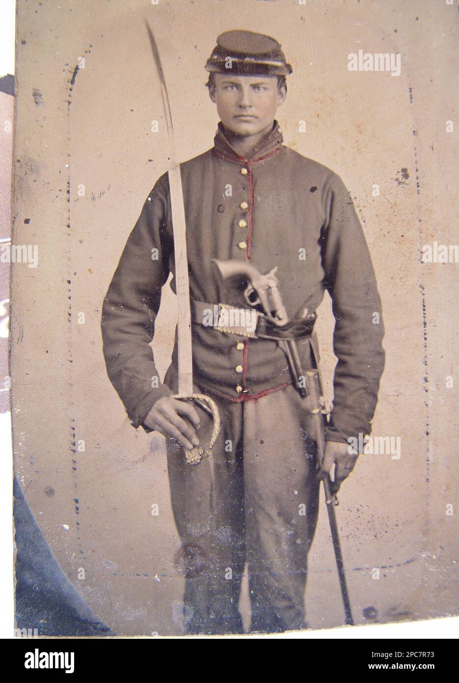 Giovane soldato non identificato in uniforme di artiglieria dell'Unione con sciabola di artiglieria e revolver. Stati Uniti, Esercito, persone, 1860-1870, soldati, Unione, 1860-1870, uniformi militari, Unione, 1860-1870, Pugnali e spade, 1860-1870, pistole, 1860-1870, giovani, 1860-1870, Stati Uniti, Storia, Guerra civile, 1861-1865, Personale militare, Unione. Foto Stock