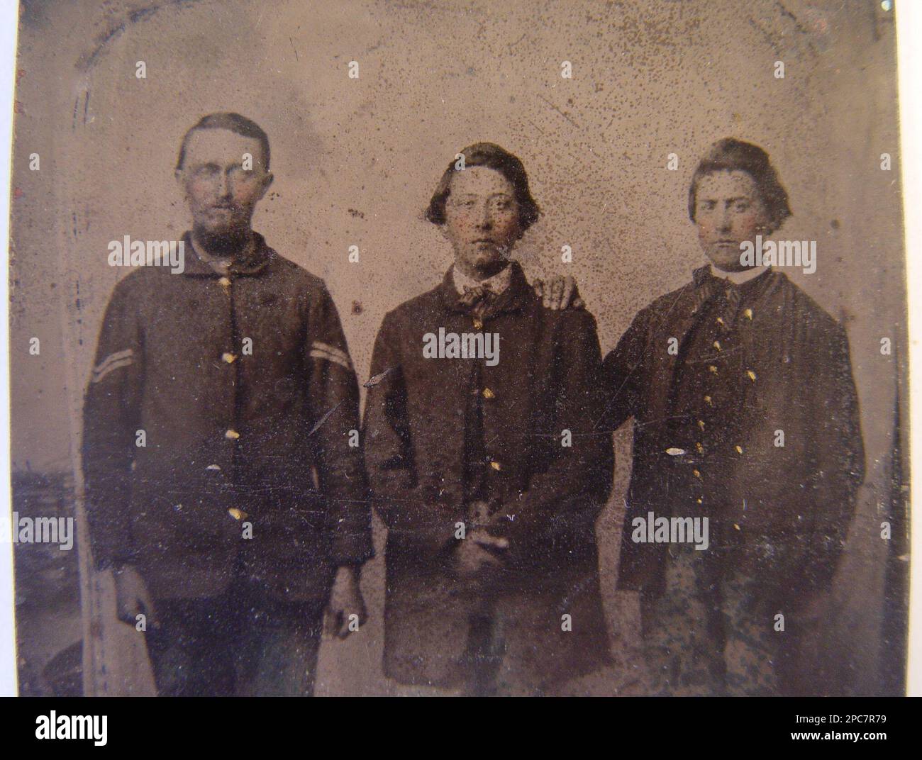 Tre soldati non identificati nelle uniformi dell'Unione. Liljenquist Famiglia Collezione di fotografie della Guerra civile , pp/liljunion. Stati Uniti, Esercito, persone, 1860-1870, soldati, Unione, 1860-1870, uniformi militari, Unione, 1860-1870, Stati Uniti, Storia, Guerra civile, 1861-1865, personale militare, Unione. Foto Stock