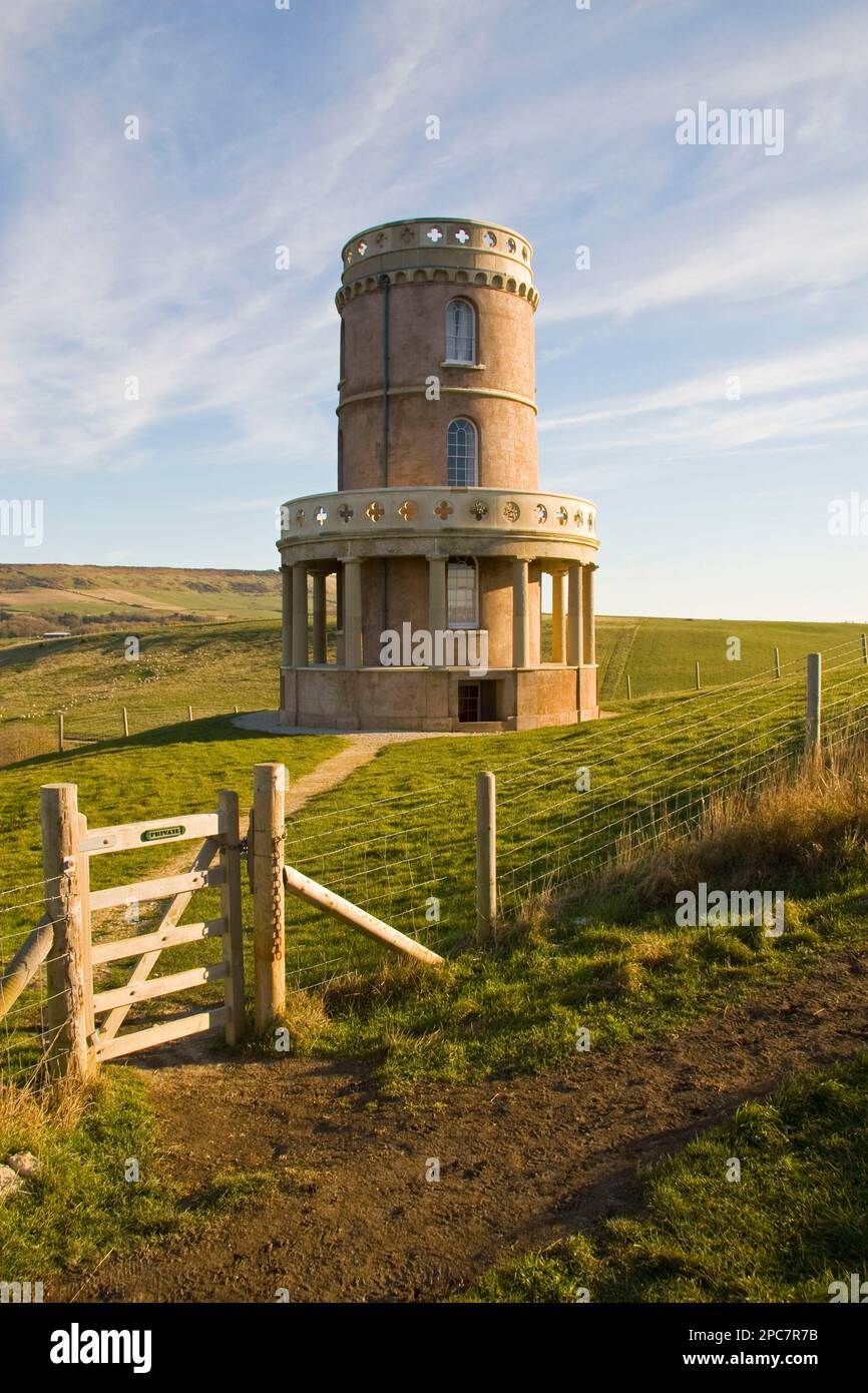 Clavel Tower dopo essere stato spostato nell'entroterra per evitare di cadere sulla scogliera, Kimmeridge, Dorset, Inghilterra, Regno Unito Foto Stock