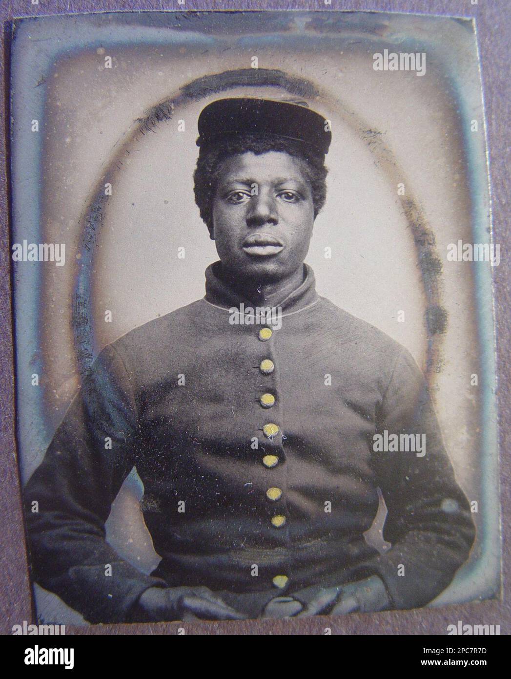 Giovane soldato afro-americano non identificato in uniforme dell'Unione. Stati Uniti, esercito, persone, 1860-1870, afroamericani, Servizio militare, 1860-1870, soldati, Unione, 1860-1870, Uniformi militari, Unione, 1860-1870, Gioventù, 1860-1870, Stati Uniti, Storia, Guerra civile, 1861-1865, personale militare, Unione. Foto Stock