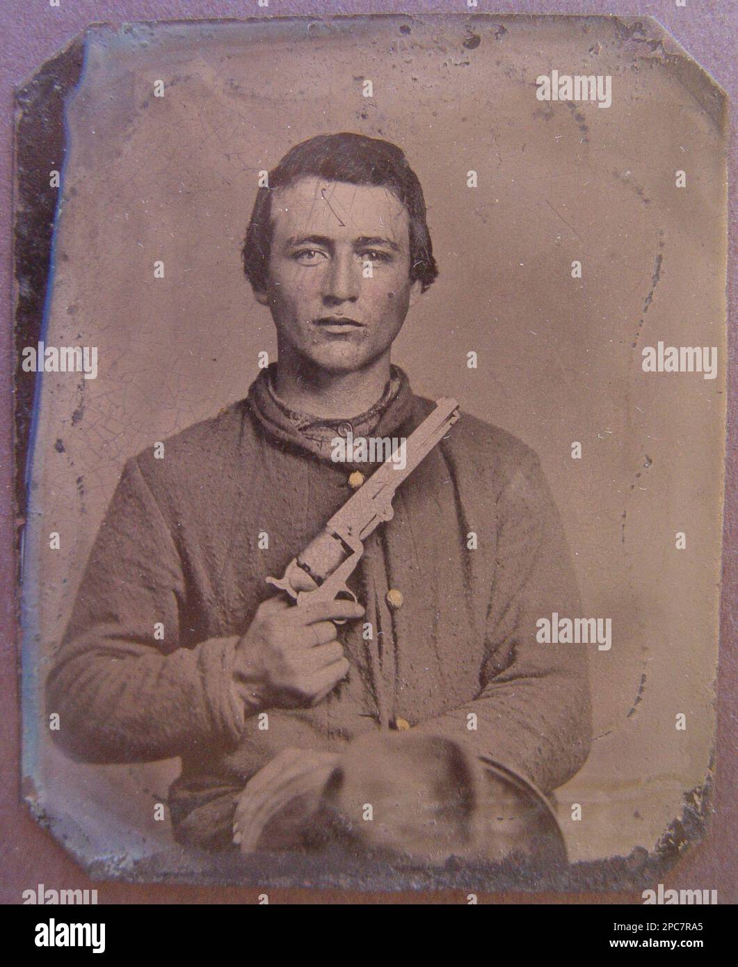 Soldato non identificato nell'uniforme dell'Unione che tiene il revolver Colt al petto. Soldati, Unione, 1860-1870, uniformi militari, Unione, 1860-1870, pistole, 1860-1870, Stati Uniti, Storia, Guerra civile, 1861-1865, personale militare, Unione. Foto Stock