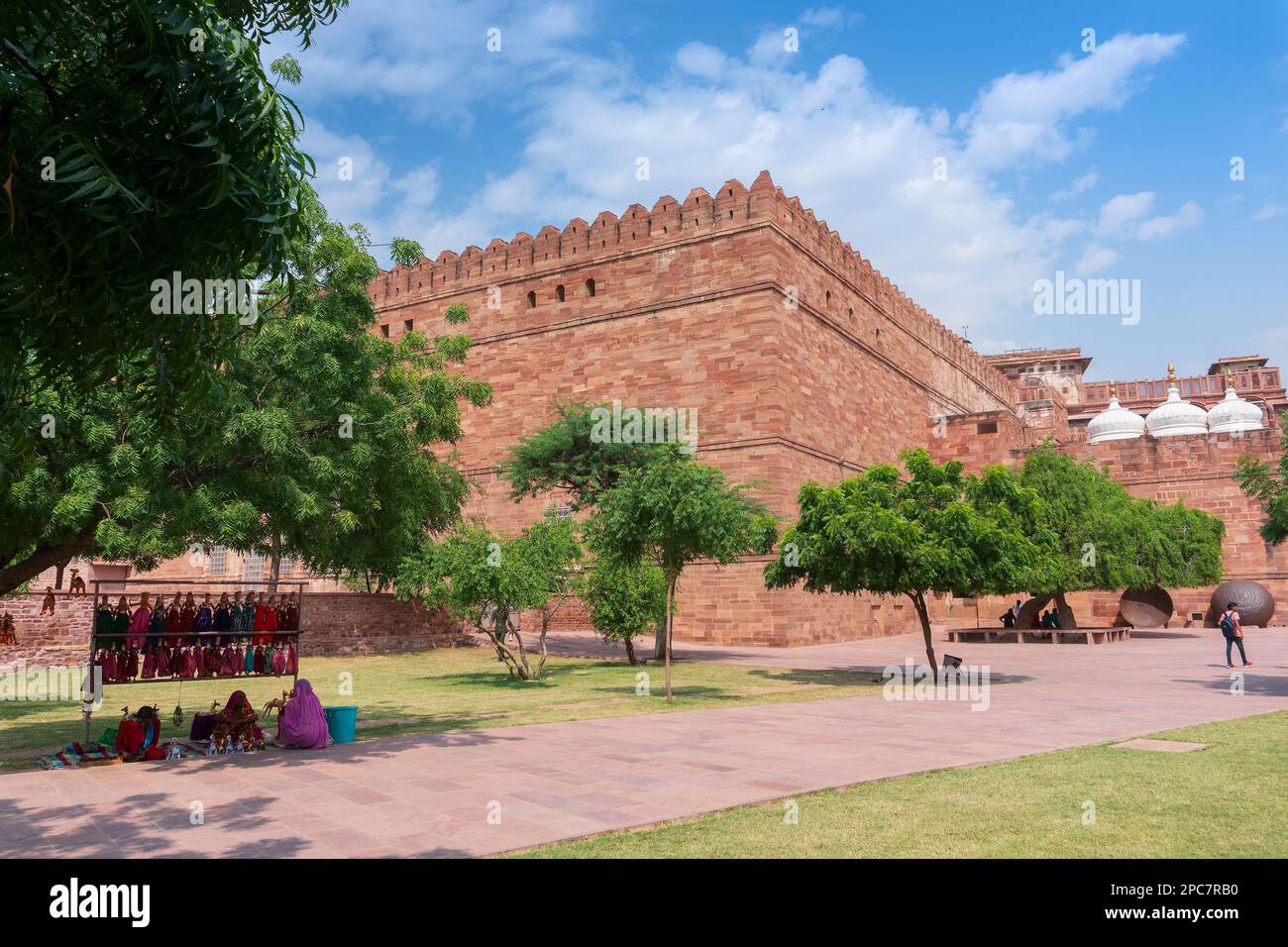 Jodhpur, Rajasthan, India- 19 ottobre 2019: Donne Rajasthani che vendono bambole forte di Mehrangarh. Zenana deodi o il cortile delle donne. Foto Stock
