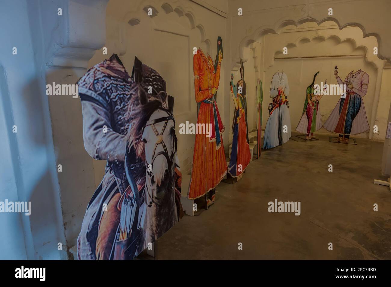 Jodhpur, Rajasthan, India - 19 ottobre 2019: Ritagli di abiti antichi firmati di Rajput Maharajas e Maharanis , conservati al forte di Mehrangarh. Foto Stock