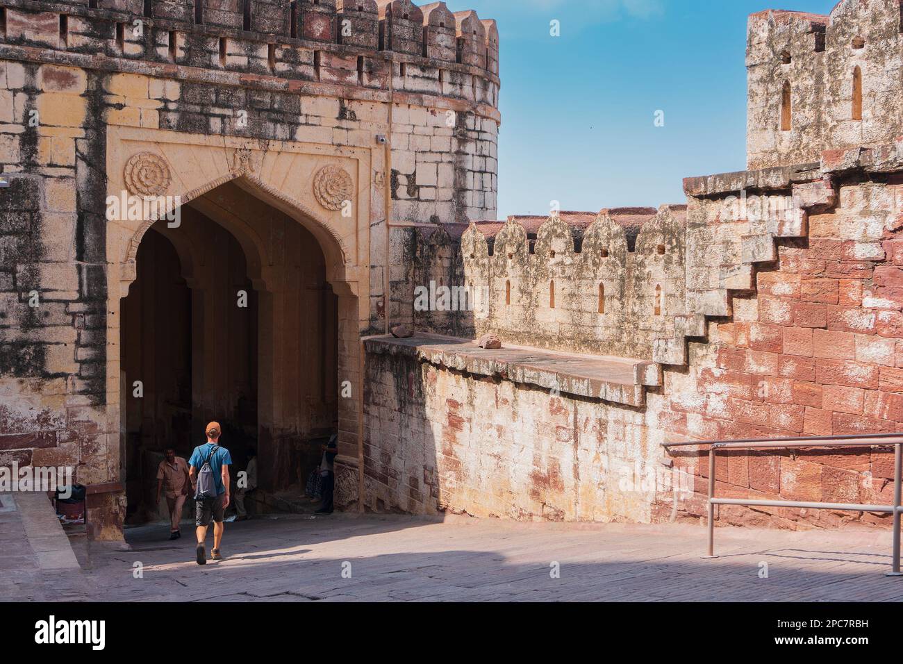 Jodhpur, Rajasthan, India - 19 ottobre 2019: Turisti stranieri di sesso maschile che visitano il famoso forte di Mehrangarh. Il forte di Mehrangarh è patrimonio dell'umanità dell'UNESCO. Foto Stock