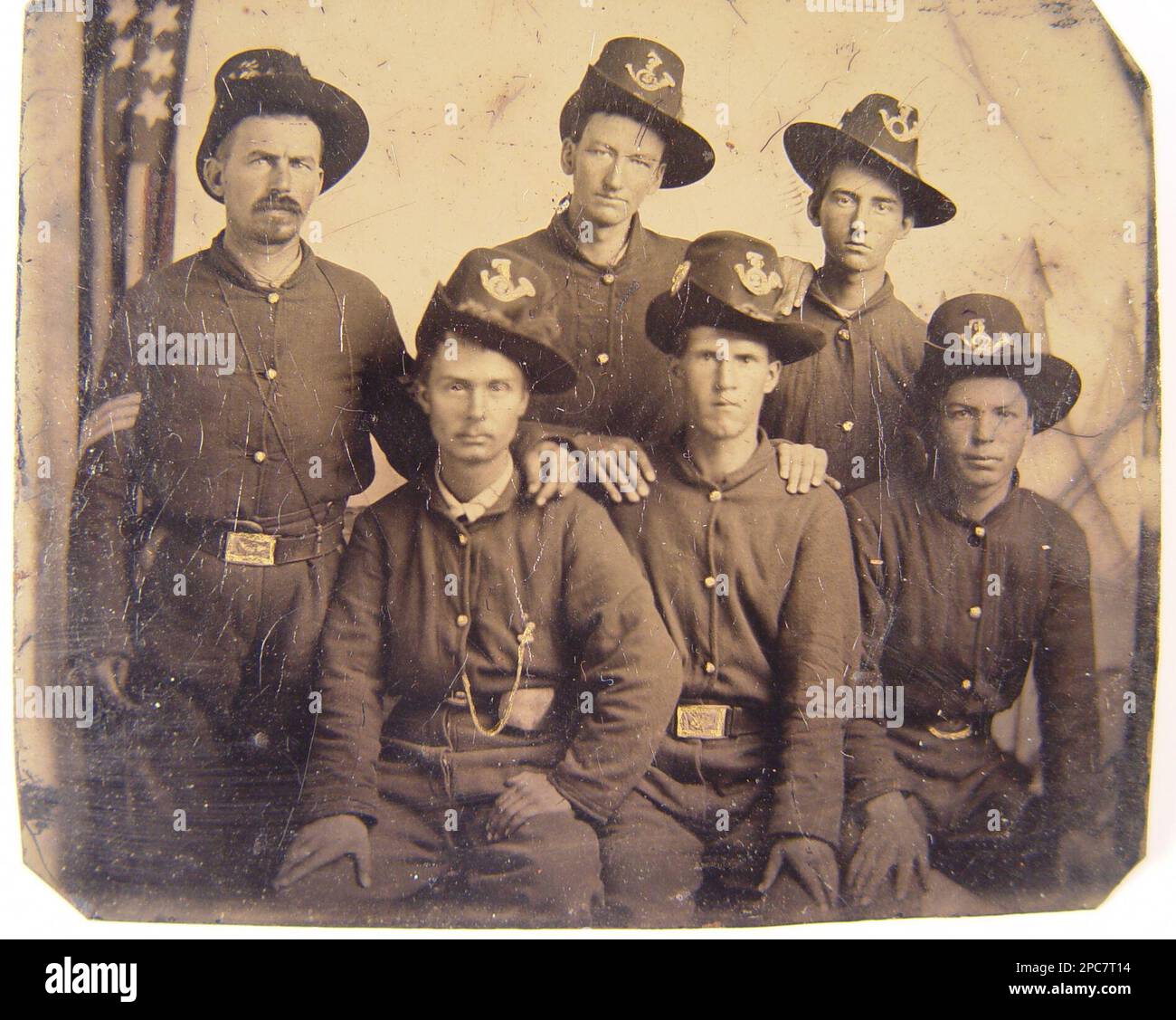 Sergente di fanteria non identificata in uniforme dell'Unione con cinque giovani soldati di fanteria con bandiera americana a fianco. Liljenquist Famiglia Collezione di fotografie della Guerra civile , pp/liljunion. Stati Uniti, Esercito, persone, 1860-1870, soldati, Unione, 1860-1870, uniformi militari, Unione, 1860-1870, Gioventù, 1860-1870, Stati Uniti, Storia, Guerra civile, 1861-1865, personale militare, Unione. Foto Stock