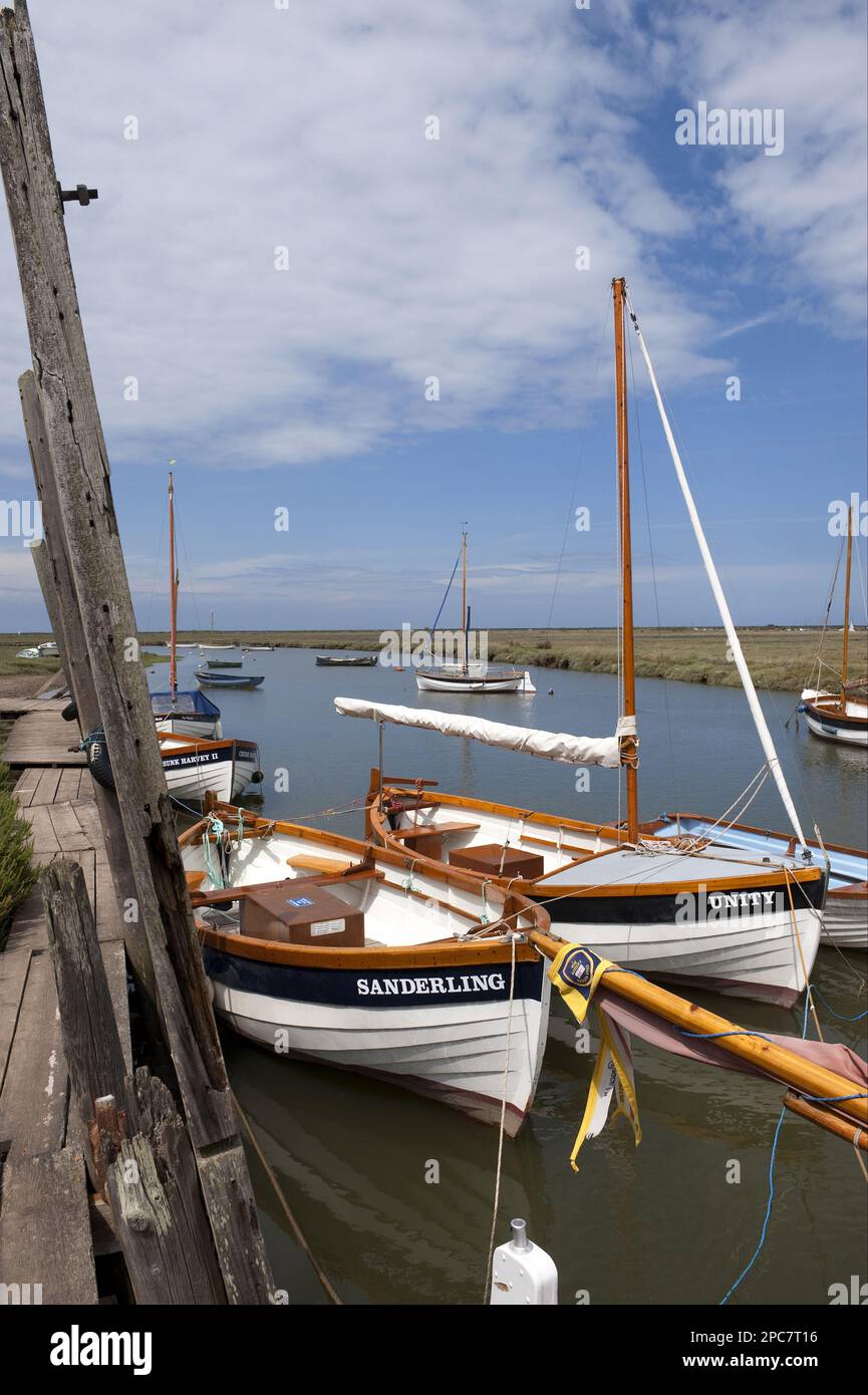 Barche a vela ormeggiate nel torrente costiero, Blakeney Quay, Norfolk, Inghilterra, Regno Unito Foto Stock