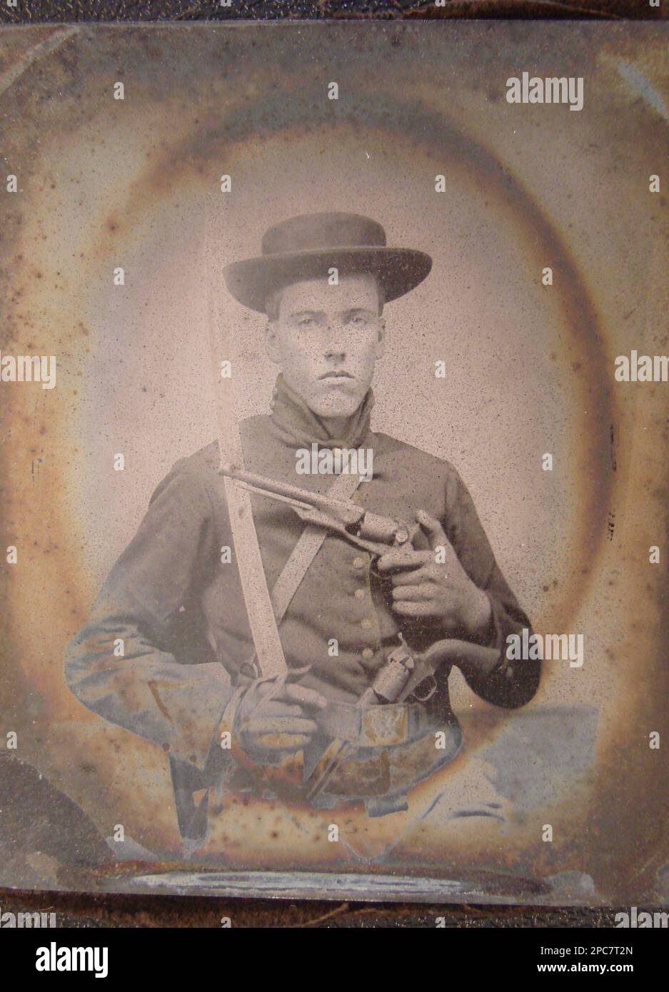 Soldato non identificato in uniforme Unione con sciabola e rivoltatori duali. Soldati, Unione, 1860-1870, uniformi militari, Unione, 1860-1870, pugnali e spade, 1860-1870, pistole, 1860-1870, Stati Uniti, Storia, Guerra civile, 1861-1865, personale militare, Unione. Foto Stock