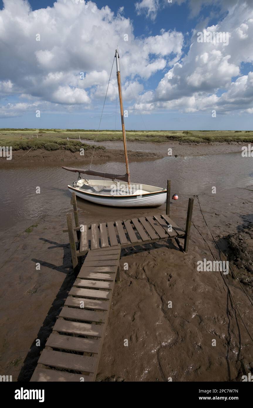 Yacht ormeggiato nel torrente costiero con bassa marea, Morston Quay, Norfolk, Inghilterra, Regno Unito Foto Stock