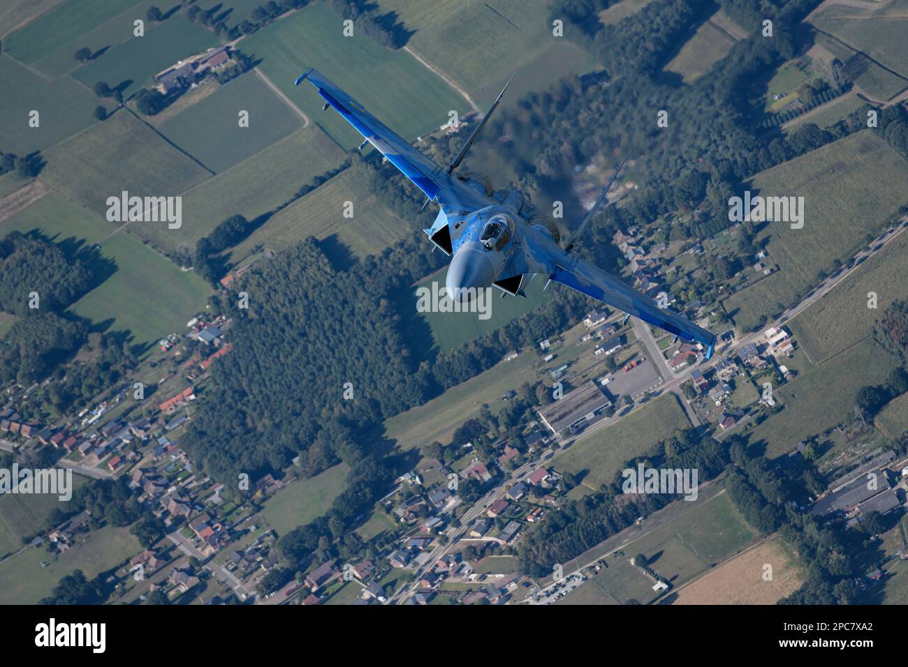 Fighter Jet Sukhoi su-27 Flanker 39 Blu dell'Ukraine Air Force che sorvola il Belgio, visto dall'alto. Foto Stock