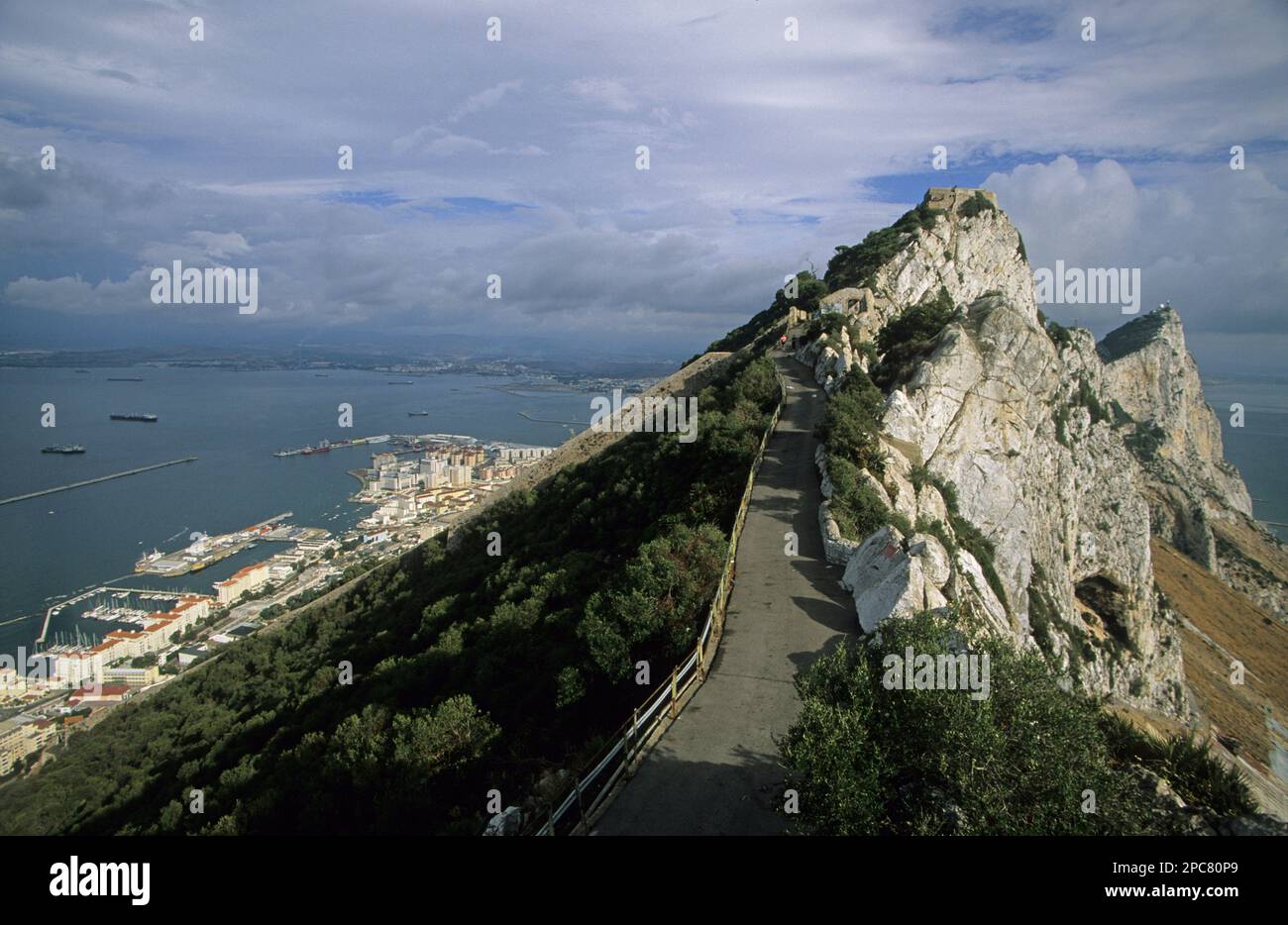 Vista del promontorio monolitico di pietra calcarea, Rocca di Gibilterra, Gibilterra, Europa Foto Stock