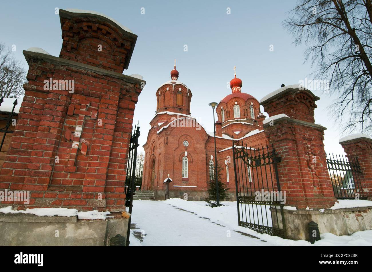 Chiesa ortodossa russa nella neve, Villaggio Bialowieza, Voivodato Podlaskie, Polonia Foto Stock