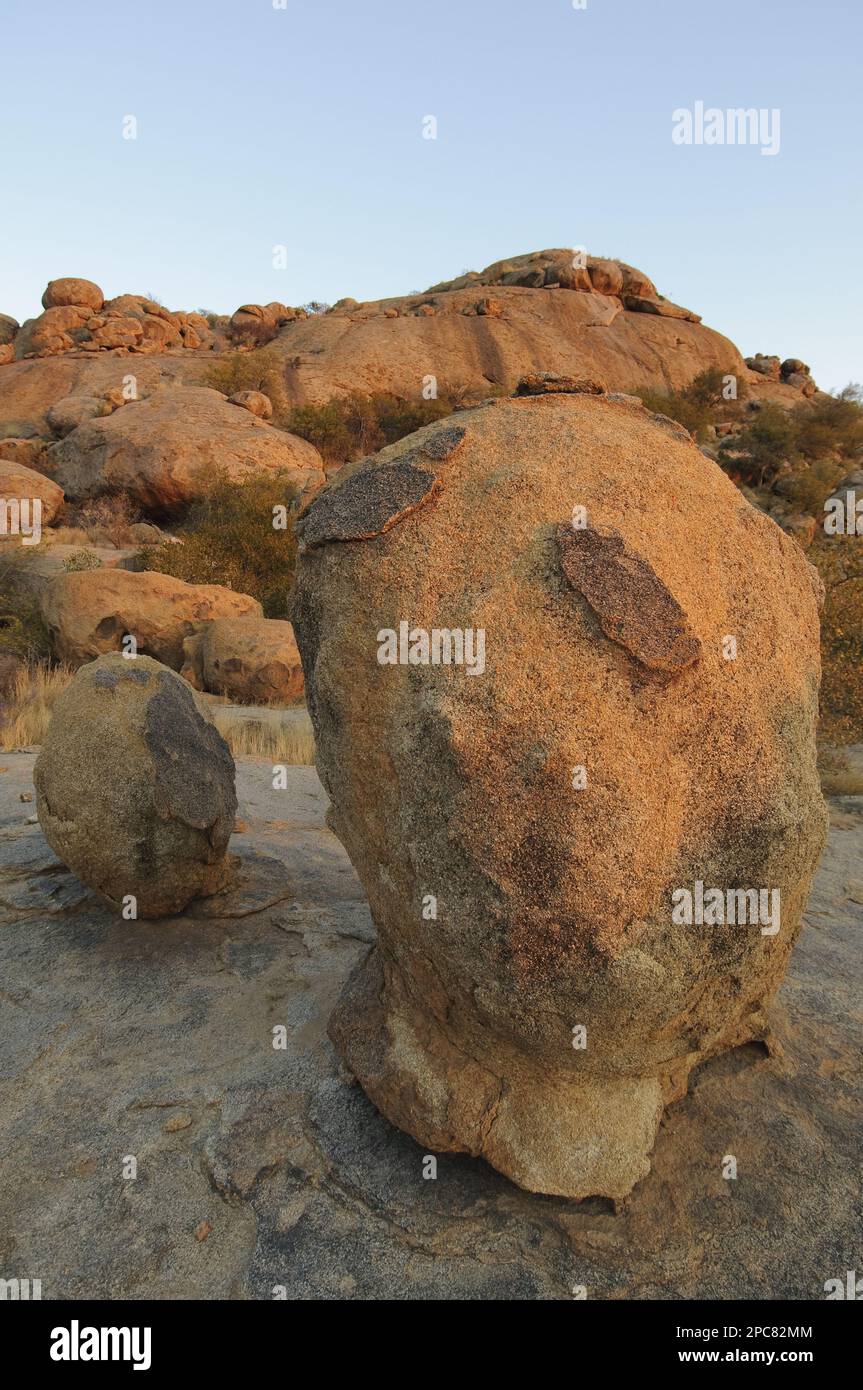 Blocchi di granito stagionato sparsi nel deserto, Erongo, Namibia Foto Stock