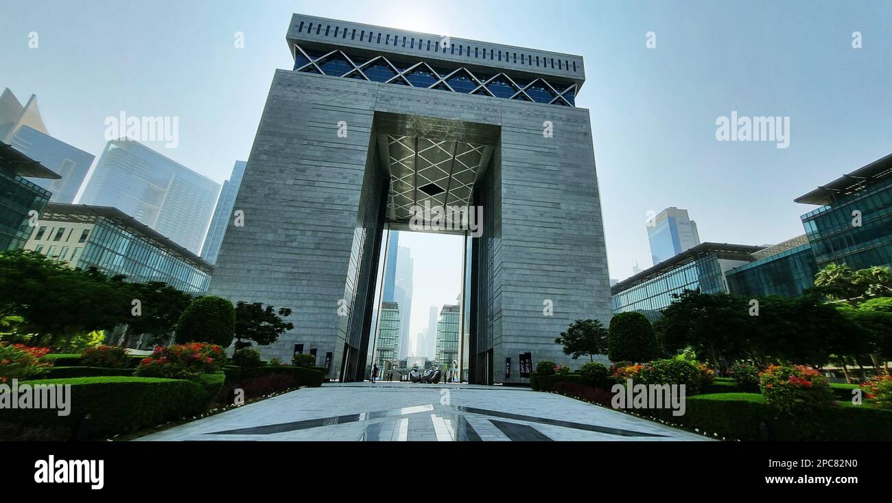 Dubai, Emirati Arabi Uniti - 10.31.2022 - immagine dell'edificio del cancello del centro finanziario internazionale di Dubai Foto Stock