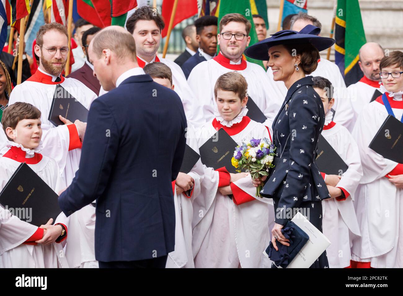 Il Principe e la Principessa di Galles parlano con i coristeri mentre partono dopo aver partecipato all'annuale servizio del Commonwealth Day presso l'Abbazia di Westminster a Londra. Data immagine: Lunedì 13 marzo 2023. Foto Stock