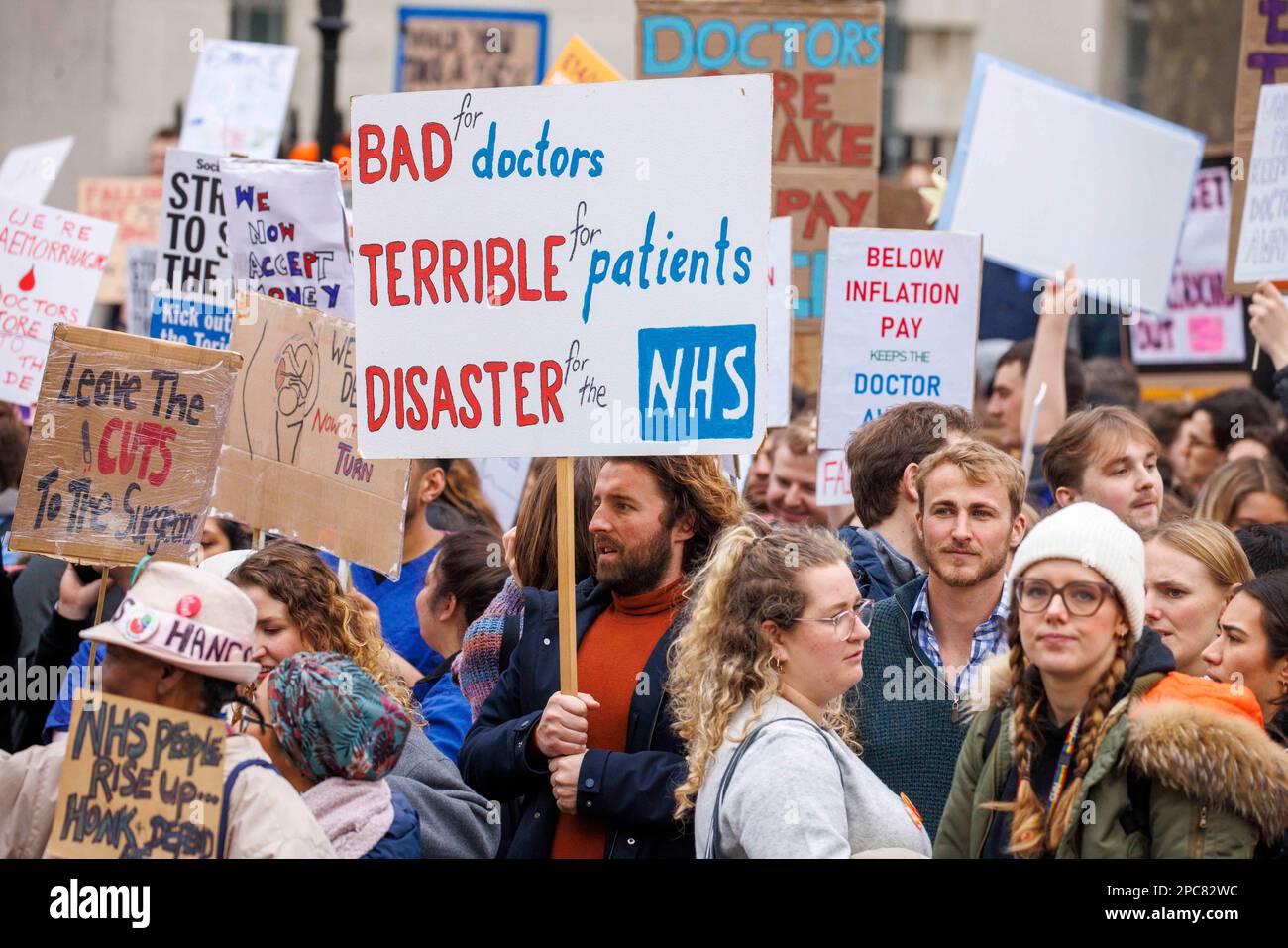 Londra, Regno Unito. 13th Mar, 2023. Medici e membri del BMA protestano fuori Downing Street. I medici junior e i membri del BMA intraprendono l'azione di sciopero per 72 ore da 7am oggi. Credit: Notizie dal vivo di Mark Thomas/Alamy Foto Stock