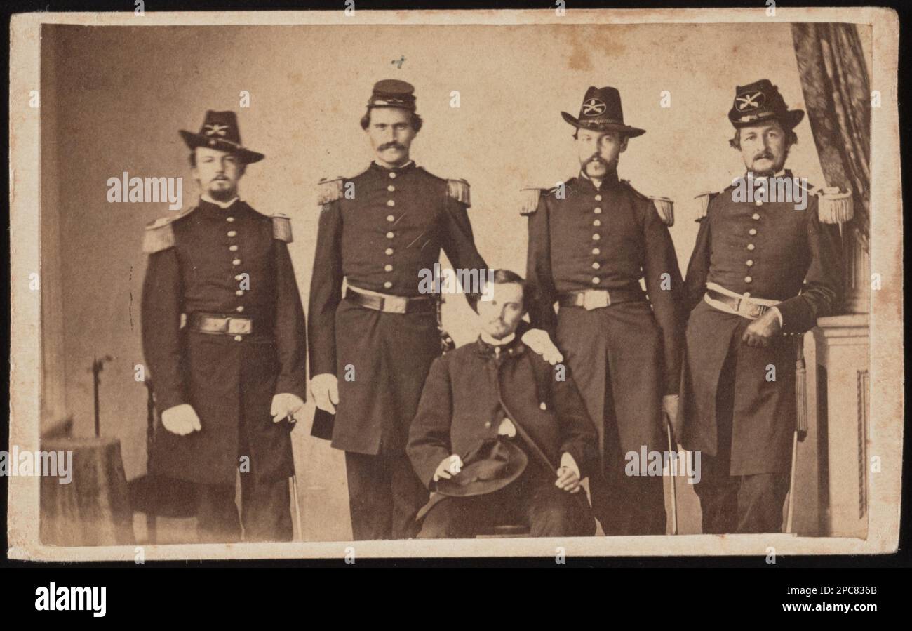 Cinque soldati non identificati nelle uniformi di cavalleria dell'Unione. Liljenquist Famiglia Collezione di fotografie della Guerra civile , pp/liljpaper. Stati Uniti, Esercito, persone, 1860-1870, soldati, Unione, 1860-1870, uniformi militari, Unione, 1860-1870, Stati Uniti, Storia, Guerra civile, 1861-1865, personale militare, Unione. Foto Stock