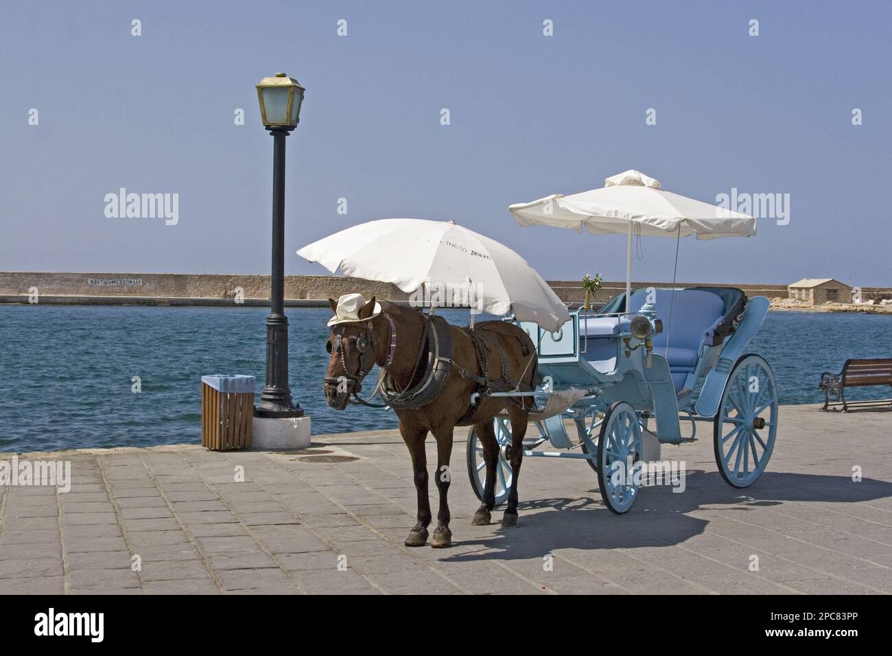 Carrozza trainata da cavalli per turisti a Creta Foto Stock