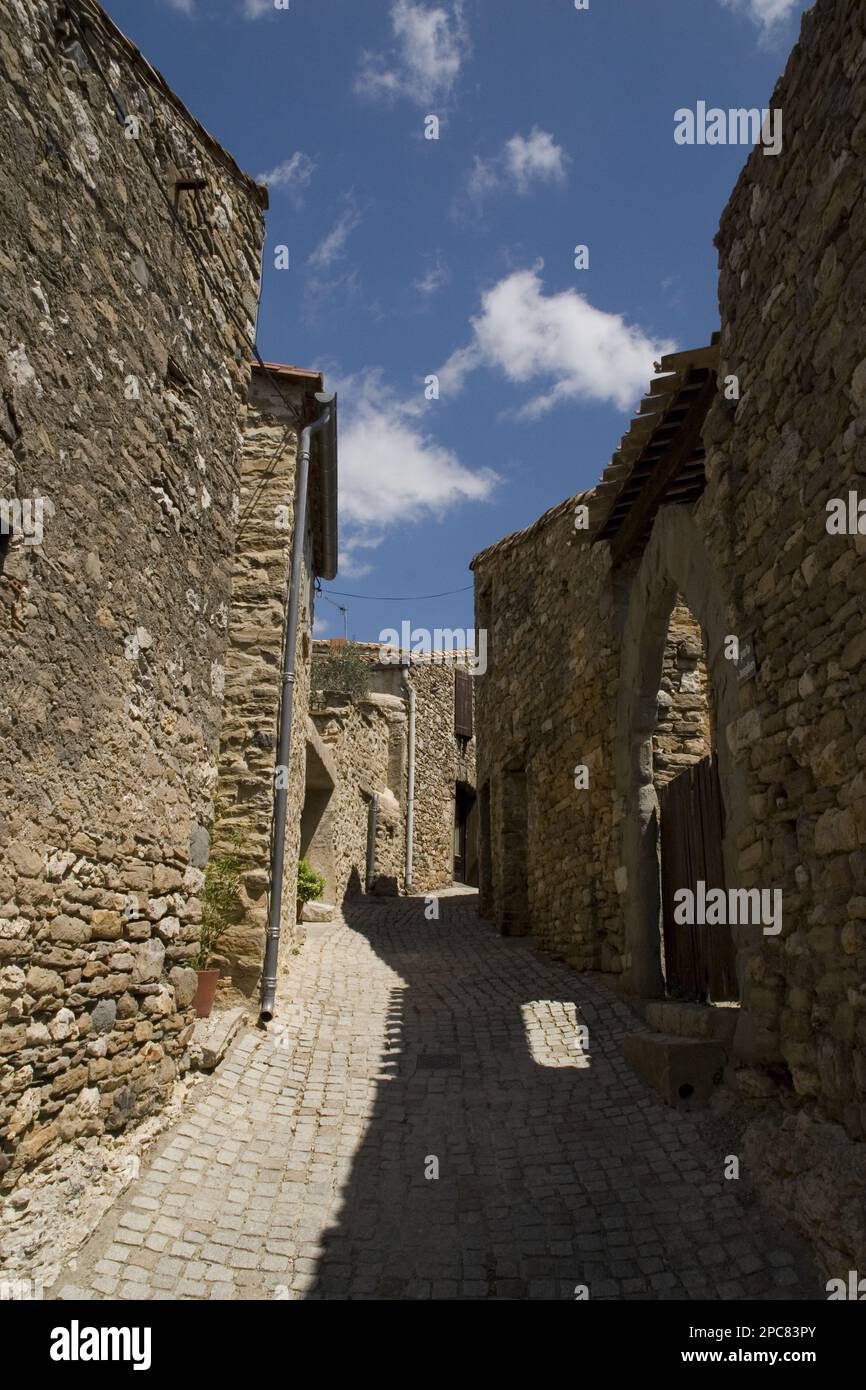 Una strada stretta nel villaggio cataro di Minerve, Languedoc, Francia Foto Stock